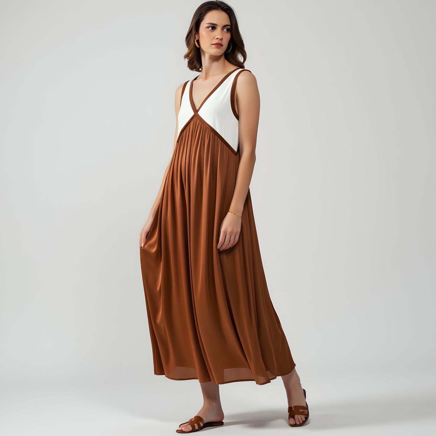 Sleeveless Colorblock Maxi Dress with Empire Waist and V-Neckline