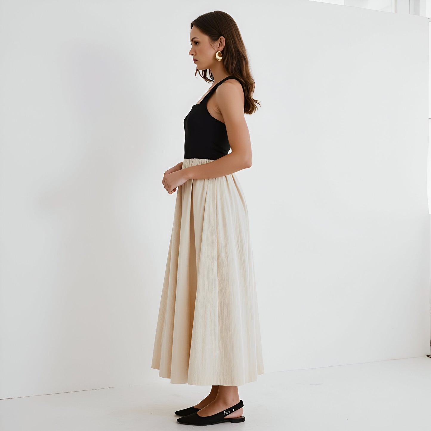 Two-Tone Halter Maxi Dress with Fitted Bodice and Gathered Skirt