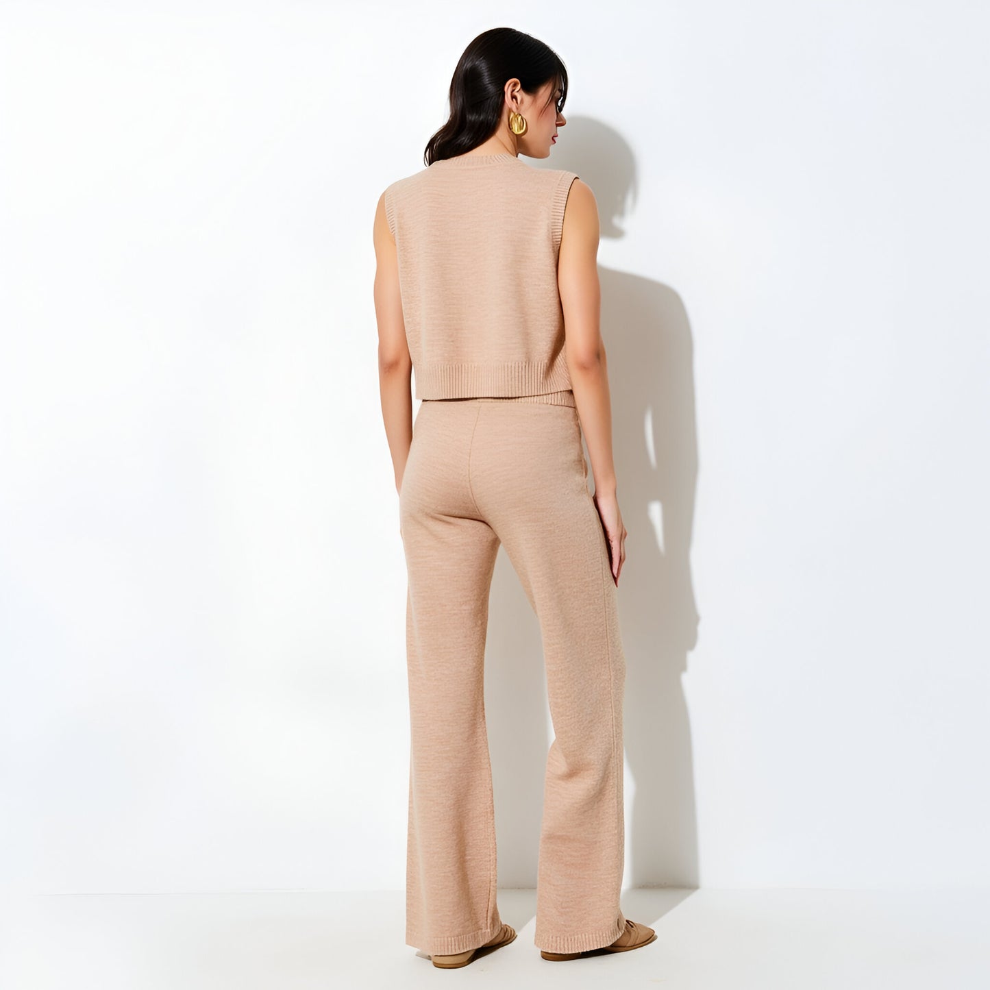 Cropped Sleeveless Knit Tank with Ribbed Trim and Soft Pullover Design